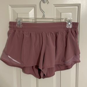 lululemon light pink low rise hotty hot shorts size 10, 2.5” inseam